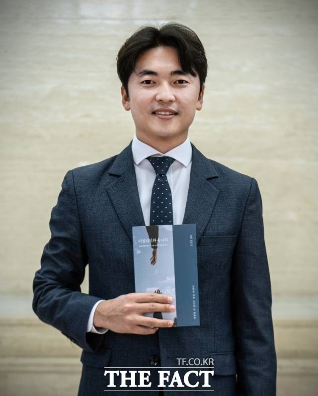 조경일 작가는 14일 <더팩트>와의 인터뷰에서 저서 '리얼리티와 유니티'에 대해 "현실과 통일의 괴리에 대해 담았다"고 말했다. 자신에 대해선 "약자를 돕고 통일에 기여하는 인생을 살고 있다"며 "대립과 갈등의 벽을 어떻게 하면 줄일 수 있을까 줄곧 생각한다"고 소개했다. /이동률 기자﻿