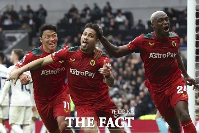 울버햄튼 동료 주앙 고메스(가운데)의 선제골을 함께 기뻐하고 있는 황희찬(왼쪽)./런던=AP.뉴시스