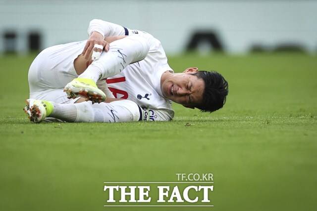 전반 31분 울버햄튼 주앙 고메스의 발에 밟혀 고통을 호소하고 있는 손흥민. 오른손 중지와 검지에는 여전히 테이핑을 하고 있다./런던=AP.뉴시스