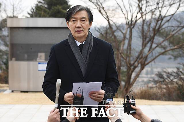 신당 창당을 준비하는 조국 전 법무부 장관이 "이달 말, 늦어도 3월 초까지 신당을 창당하겠다"고 밝혔다. 조 전 장관이 18일 오전 서울 동작구 국립현충원 김영삼 전 대통령 묘역에 참배 후 취재진 질문에 답하고 있다. /장윤석 기자
