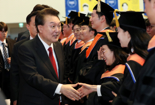 윤석열 대통령이 16일 오후 2시 한국과학기술원(KAIST) 대전 본원에서 열린 학위수여식을 찾아 "실패를 두려워하지 말고 과감하게 도전하라"고 축사한 뒤 박사 졸업생들에게 악수를 청하고 있다. 사진=대전충남공동취재단