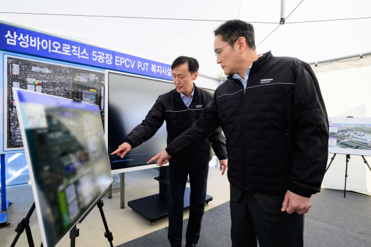 이재용(오른쪽) 삼성전자 회장이 지난 16일 삼성바이오로직스 인천사업장을 찾아 5공장 건설 현장에서 관계자 브리핑을 듣고 있다. 삼성전자 제공