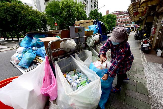 2019년 7월 대만 타이베이의 쓰레기 분리수거 모습. 신화 연합뉴스