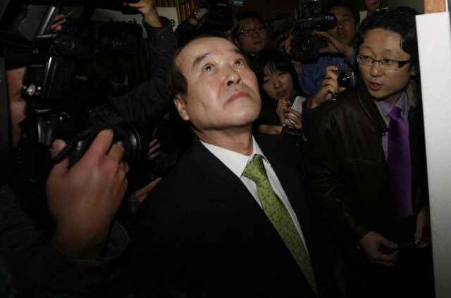 2010년 3월19일 오후 김우룡 방송문화진흥회 이사장이 회의를 마치고 나가던 중 기자들의 질문을 받고 있다. 이날 그는 ‘큰집 조인트’ 발언에 책임을 지고 방문진 이사장 자리에서 물러났다. 한겨레 자료사진