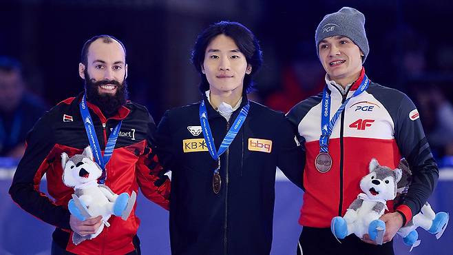 쇼트트랙 월드컵 6차 대회 500ｍ 1차 레이스에서 우승한 서이라(가운데) [사진 제공: 연합뉴스]