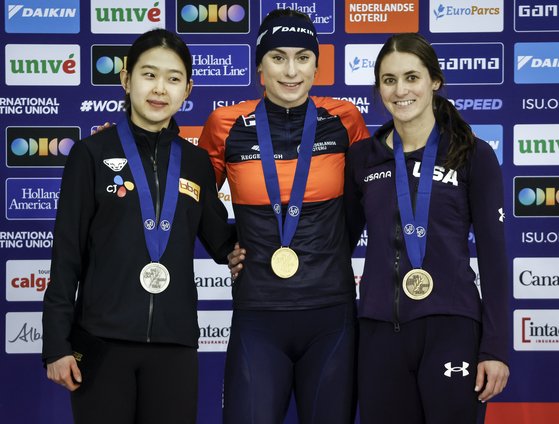 17일 열린 500m에서 은메달을 따낸 김민선(왼쪽), 금메달은 펨케 콕(가운데), 동메달은 키미 괴츠가 차지했다. AP=연합뉴스