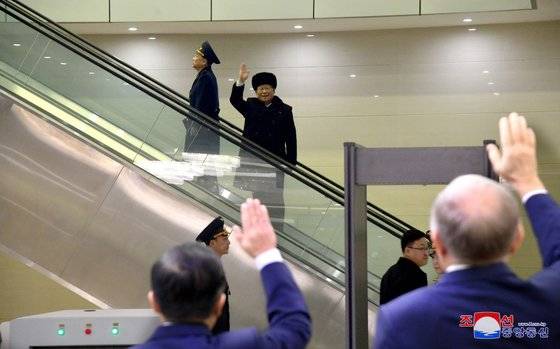 북한 노동당 중앙위원회 정치국 후보위원인 김수길 평양시 당 위원회 책임비서를 단장으로 하는 조선노동당 대표단이 지난 12일 러시아에서 열리는 '민족들의 자유를 위하여' 제1차 회의에 참가하기 위해 평양을 출발했다고 조선중앙통신이 13일 보도했다. 연합뉴스