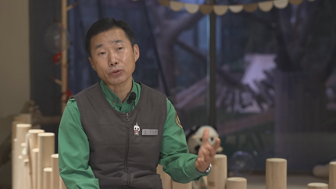 인터뷰 중인 강철원 사육사