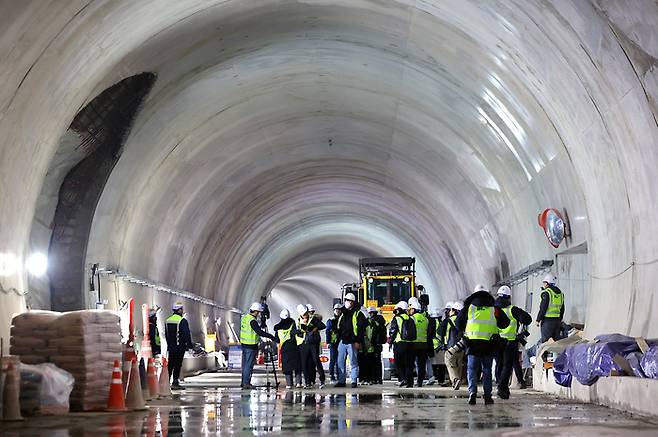 정부가 ‘교통 분야 3대 혁신 전략’을 공개한 지난 1월 25일 서울 용산구 서울역 인근 GTX-A 노선 공사장 내부 터널에서 국토교통부가 현장 설명회를 열고 있다. [연합뉴스]