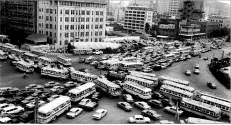 1960년대 서울시내 도로교통상황. 버스와 자동차가 뒤엉켜 정체를 빚고 있는 모습이다. [서울메트로]