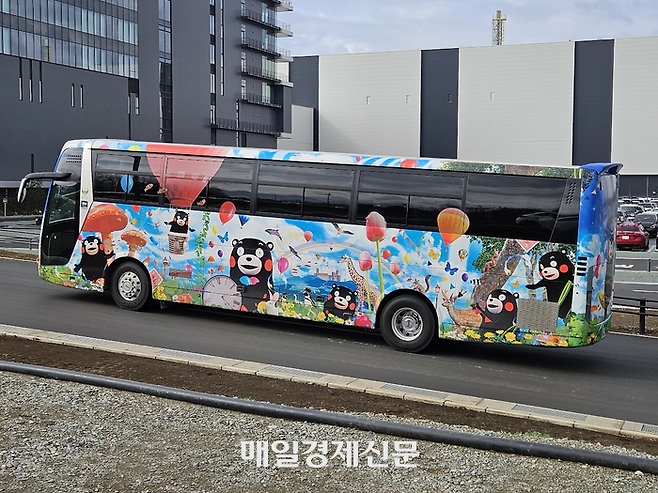 구마모토 시내와 TSMC 공장을 오가는 셔틀버스. 구마모토의 상징인 곰 캐릭터 ‘구마몬’으로 꾸며져 있다. [구마모토 이승훈 특파원]