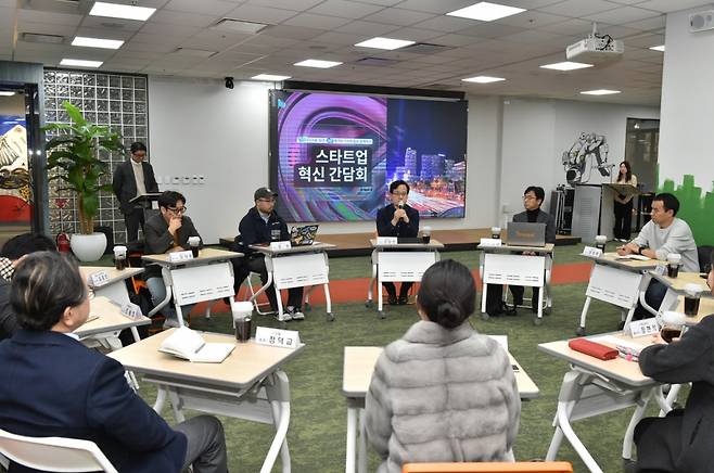 강성천 경기도경제과학진흥원 원장이 지난달 31일 판교 스타트업캠퍼스에서 ‘CES 2024’를 빛낸 경기지역 스타트업 8개사와 간담회를 진행하고 있다. /사진=경기도경제과학진흥원