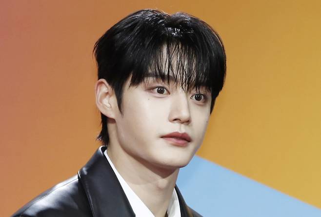 그룹 제로베이스원 멤버 김지웅이 팬사인회 도중 욕설을 했다는 의혹에 부인한 가운데, 이를 주장한 네티즌 A씨가 재차 입장문을 게시하며 반박했다. 사진은 지난해 12월 인천 중구 인스파이어 아레나에서 열린 '멜론뮤직어워드(MMA2023(MELON MUSIC AWARDS)' 레드카펫 행사에 참석한 그룹 제로베이스원 멤버 김지웅. /사진=뉴스1