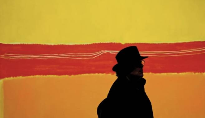 프랑스 파리 루이비통재단 미술관에 걸린 마크 로스코의 그림. 이를 감상하는 관람객 모습. [EPA연합·겔랑]