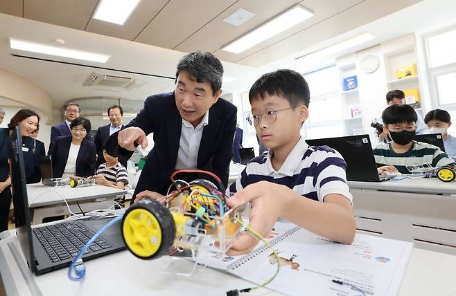 [서울=뉴시스] 이주호 사회부총리 겸 교육부 장관이 지난해 8월9일 충남 천안 불당초등학교를 방문해 늘봄학교 프로그램을 참관하고 있다. (사진=교육부 제공) 2023.08.09. photo@newsis.com *재판매 및 DB 금지