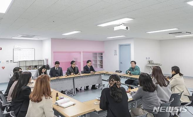 [시흥=뉴시스] 임병택 시흥시장이 아동돌봄 기관을 방문해 관계자들을 격려하고 있다. (사진=시흥시 제공) 2024.02.18. photo@newsis.com.