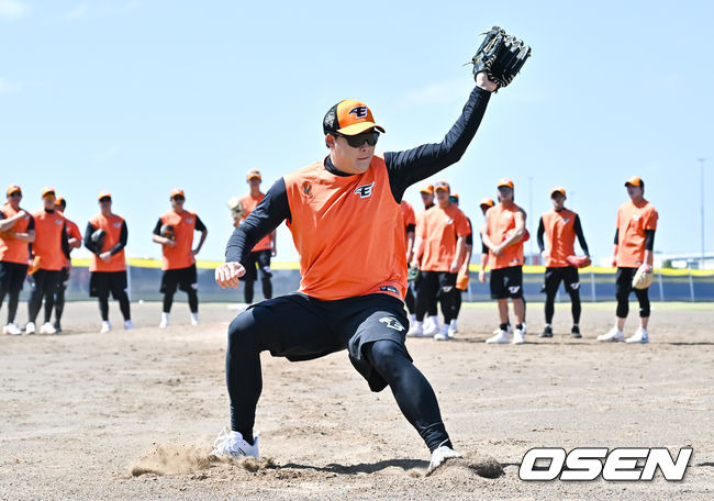 [OSEN=멜버른(호주), 박준형 기자] 한화 이글스가 2일(이하 한국시각) 호주 빅토리아주 멜버른에 위치한 멜버른볼파크에서 스프링캠프를 진행했다.한화 선수단은 지난달 30일에 도착해 31일까지 휴식하고 1일부터 ‘3일 훈련 1일 휴식’ 일정을 소화하기 시작했다.한화 한승혁이 수비 훈련을 하고 있다.  2024.02.02 / soul1014@osen.co.kr