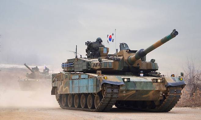 한국 육군의 K2 전차가 전진하고 있다. 현대로템 제공