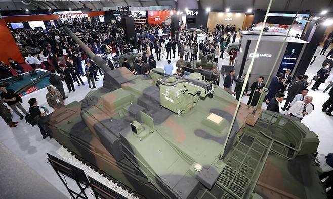 지난 2023년 10월 17일 경기도 성남 서울공항에서 열린 서울 국제 항공우주 및 방위산업 전시회(ADEX)에서 K2EX 전차가 전시되어 있다. 세계일보 자료사진