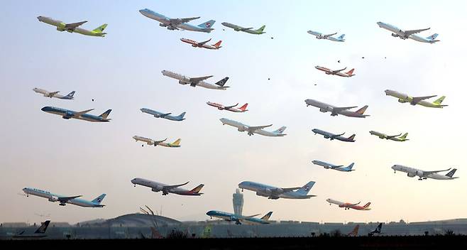 설 연휴가 시작된 8일 영종도 인천국제공항에서 비행기들이 이륙하고 있다. 사진은 이날 오전 2시간 동안 인천공항을 이륙하는 비행기를 레이어합성했다.