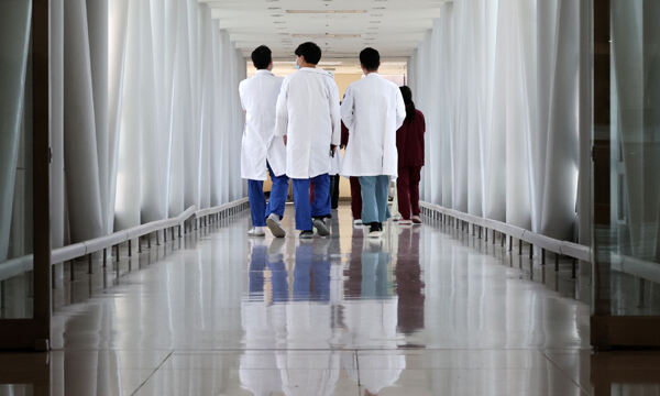 서울의 한 대학병원에서 의료진이 이동하고 있다. 뉴시스