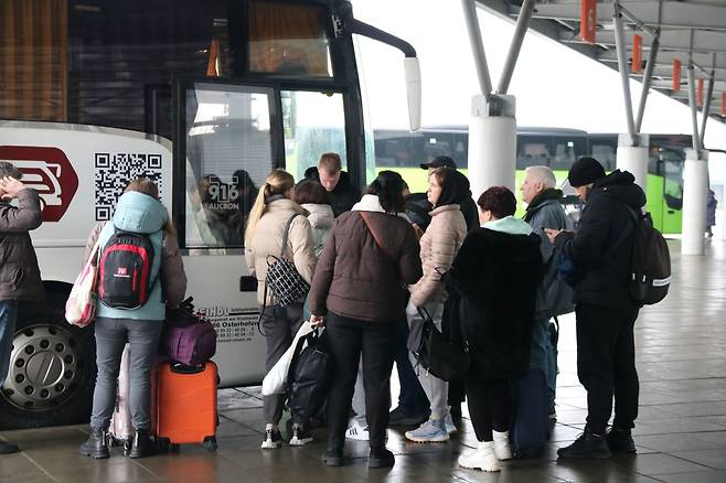 우크라이나로 향하는 버스 기다리는 사람들 (키이우=연합뉴스) 김동호 특파원 = 17일(현지시간) 폴란드 바르샤바 공항 버스터미널에서 우크라이나로 향하는 버스 앞에 승객들이 줄을 서 있다. 2024.2.18. dk@yna.co.kr