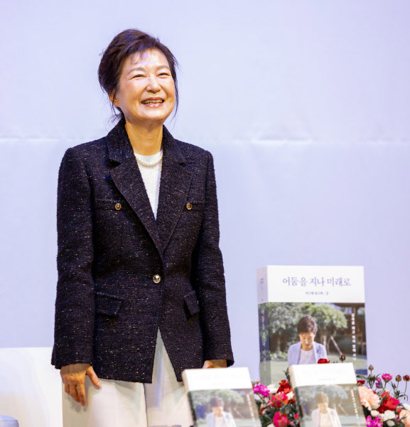 박근혜 전 대통령이 5일 오후 대구 수성구 만촌동 인터불고호텔에서 열린 ‘박근혜 회고록 출간기념 저자와의 대화’에 참석해 웃고 있다. (사진=공동취재/뉴스1).