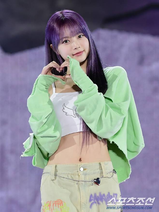 그룹 르세라핌(LE SSERAFIM)의 3번째 미니앨범 '이지(EASY)' 쇼케이스가 19일 오후 서울 성북구 고려대 화정체육관에서 열렸다. 홍은채가 포즈 취하고 있다. 정재근 기자 cjg@sportschosun.com