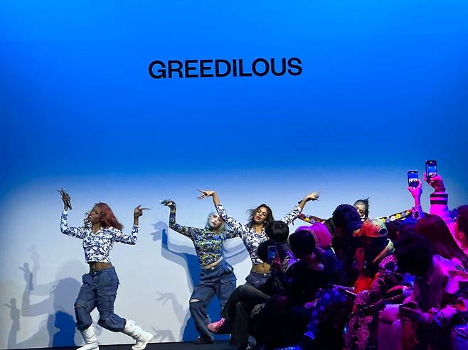 '그리디어스' 패션쇼에서 '블랙스완'.