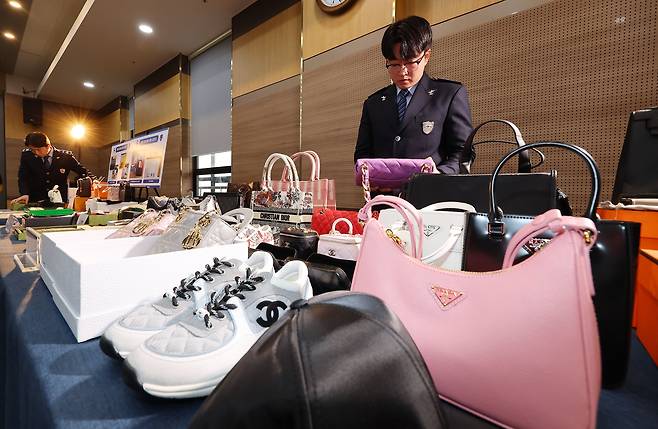 작년 11월 23일 오전 인천시 중구 인천본부세관 대강당에서 세관 직원들이 밀수조직으로부터 압수한 명품 위조품을 살펴보고 있다./연합뉴스