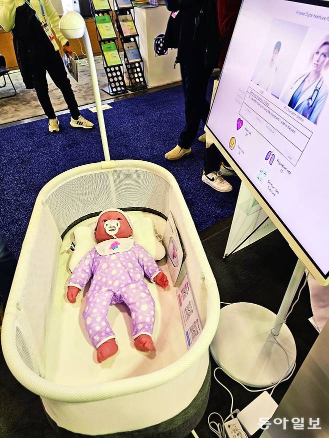 CES 2024 디지털 헬스 부문에서 혁신상을 받은 한국 스타트업 엠마헬스케어의 AI 스마트 아기 침대 ‘베베루시’는 카메라의 
비전 AI와 음성 인식 기술을 활용해 아기의 심박수나 호흡수 등을 실시간 모니터링한다. 라스베이거스=김윤진 
truth311@donga.com·배미정 기자