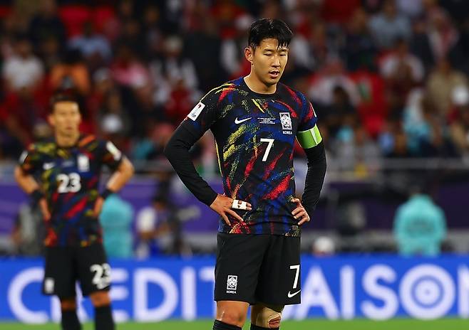 한국 축구대표팀 주장 손흥민이 손가락에 테이핑을 한 채 2023 아시아축구연맹(AFC) 아시안컵 4강 요르단전을 마치고 아쉬운 표정을 짓고 있다. 카타르=뉴시스