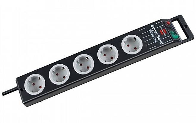 과부하 차단 기능이 들어간 멀티탭은 화재 위험을 크게 줄여준다 (출처 : 브레넨스툴)