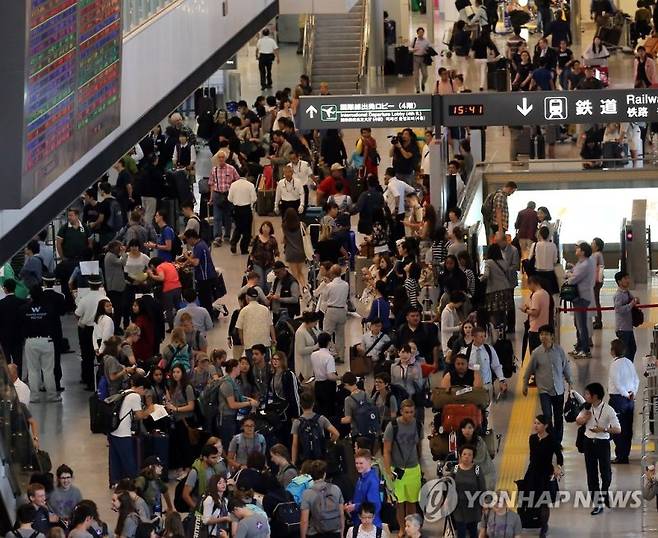 일본 나리타국제공항 입국자 게이트 주변이 각국에서 찾아온 여행객으로 붐비고 있다.  연합뉴스