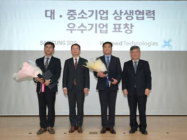 19일 경기도 판교 스타트업캠퍼스에서 열린 2024년 방위력개선 및 방산육성지원 사업 통합설명회에서 강환석 방위사업청 차장이 대중소기업 상행협력 우수기업 표창 수여식후 기념 촬영하고 있다. 왼쪽부터 삼성SDS 한성수 프로, 강환석 방위사업청 차장, 휴니드테크놀러지 황수인 부장, 국방기술진흥연구소 정영철 방산진흥본부장. 사진=방위사업청 제공