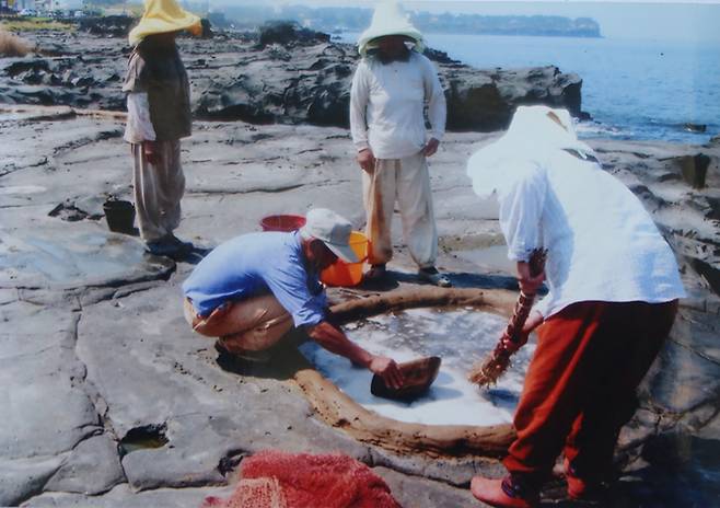 돌소금을 걷는 모습. (사진=구엄리어촌계)