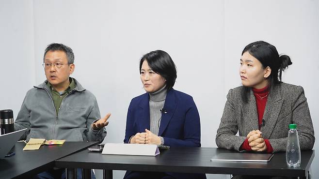 국회 원내 주요 3당의 ‘기후 예비후보’인 조천호 전 국립기상과학원장(녹색정의당, 왼쪽부터)과 박지혜 변호사(더불어민주당) 정혜림 전 에스케이(SK) 경영경제연구소 리서치펠로우(국민의힘)가 지난 13일 서울 마포구 공덕동 한겨레신문사에서 오는 4월10일 국회의원 총선거에서 이슈화할 기후위기 대응 정책 방안에 대한 생각을 이야기하고 있다. 조윤상 피디 jopd@hani.co.kr