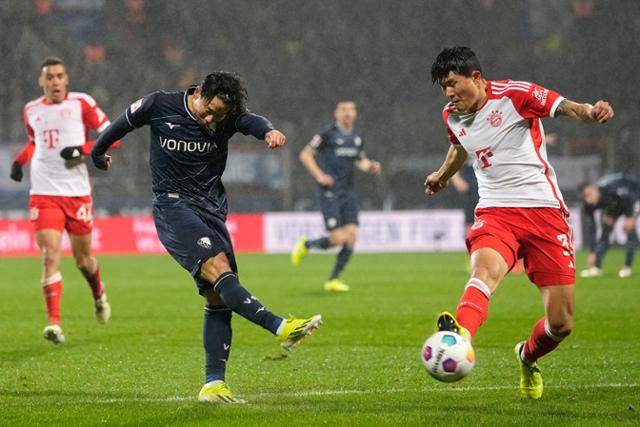 바이에른 뮌헨의 김민재(오른쪽)가 19일 독일 보훔의 보노비아 루르슈타디온에서 열린 2023~24 독일 분데스리가 22라운드 보훔과 경기 중 슈팅을 막아내고 있다. 보훔=AP 뉴시스