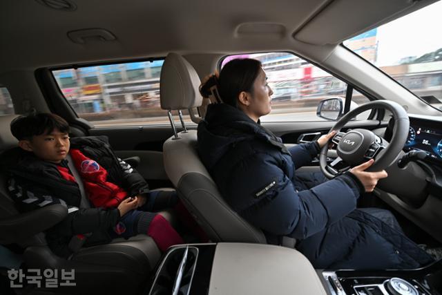 이유리씨가 1월 3일 전북 전주시에서 데이터 라벨링 작업을 하다 잠시 멈추고 아들을 학원에 데려다주기 위해 운전을 하고 있다. 전주=정다빈 기자