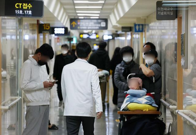 전공의 집단 진료중단을 앞둔 19일 오전 서울시내 한 병원에서 의료진과 환자들이 병동을 오가고 있다. 뉴스1