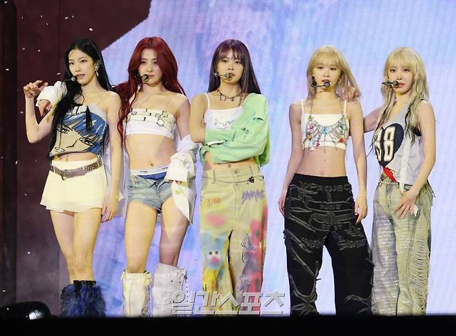 그룹 르세라핌(LE SSERAFIM) 허윤진, 김채원, 카즈하, 사쿠라, 홍은채가 19일 오후 서울 성북구 고려대학교 화정체육관에서 열린 미니 3집 ‘이지(EASY)’ 발매 기념 쇼케이스에 참석해 타이틀곡 무대를 선보이고 있다. 동명의 타이틀곡 ‘이지’는 어느 것 하나 쉽지 않지만, 우리가 모든 것을 쉽게 만들어 보이겠다는 르세라핌만의 각오가 담겼다. 알앤비 스타일의 캐치한 보컬과 중독성 강한 멜로디의 조화가 매력적인 노래다. 서병수 기자 qudtn@edaily.co.kr /2024.02.19/