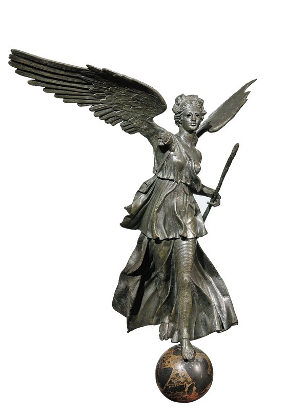 작은 구체 위에 선 승리의 여신 니케 조각. 니케는 왼발을 앞으로, 오른발을 뒤로 뻗고 날개를 펼친 모습이며, 동작에 따라 움직이는 천의 윤곽까지 생생하게 표현했다.