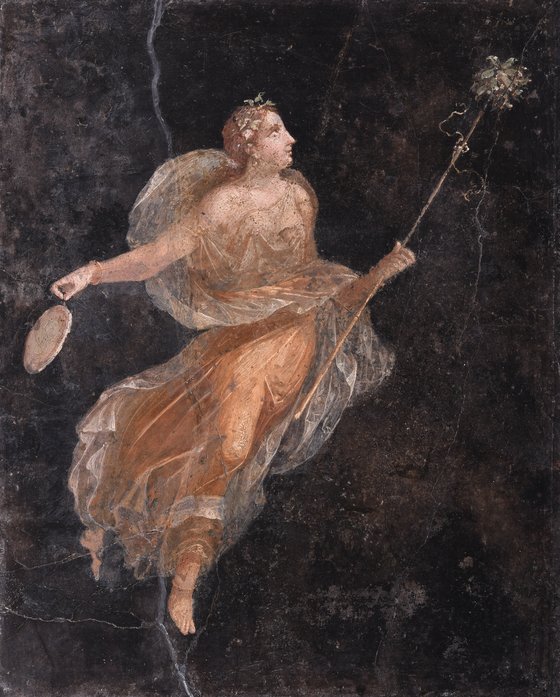 디오니소스를 따르는 여성 추종자 ‘마이나드’가 춤추는 프레스코. 화관을 쓴 마이나드는 오른손에는 탬버린, 왼손엔 디오니소스의 상징인 티르소스를 들고 있다.