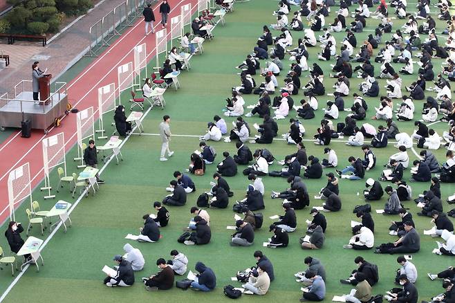 2024학년도 대학수학능력시험을 하루 앞둔 지난해 11월 15일 오후 대구 중구의 한 고등학교 운동장에서 열린 수능 예비소집에 참석한 수험생들이 시험 유의사항을 듣고 있다./뉴스1