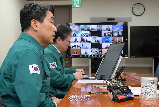 이주호 사회부총리 겸 교육부 장관이 19일 서울 종로구 정부서울청사에서 열린 의대 운영대학 총장 긴급 간담회에서 모두발언을 하고 있다.  이준헌 기자