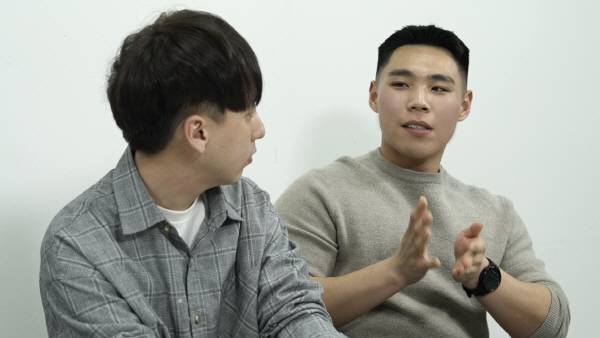 안성학(24) 씨가 중국 백주에 대해 설명하고 있다. 김진철PD