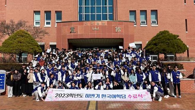 계명문화대 ‘2023학년도 하반기 한국어학당 수료식’ 참석자들이 기념사진을 찍고 있다. 계명문화대 제공