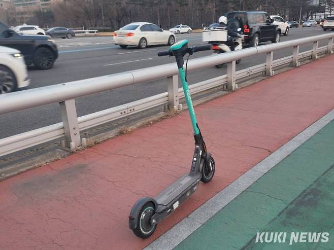 서울 송파구 석촌호수 변 자전거 전용 도로에 방치되어 있는 공유 킥보드 사진=채예빈 쿠키청년기자
