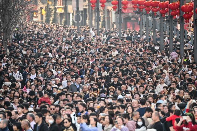 중국 상하이의 한 거리가 춘절 연휴인 지난 14일(현지시간) 인파로 가득하다.  중국 문화여유부는 춘절 연휴인 지난 10~17일 국내 여행객이 4억7400만명으로 전년 대비 34.3% 늘었다고 발표했다. AFP연합뉴스