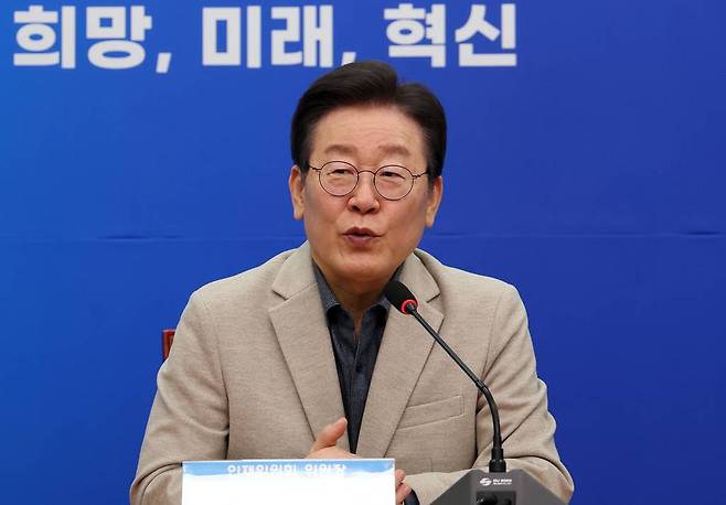 [서울=뉴시스] 이영환 기자 = 이재명 더불어민주당 대표가 16일 오전 서울 여의도 국회에서 열린 인재환영식에서 인사말을 하고 있다. 2024.02.16.
